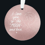 Adorno Te amo a la luna y al oro Rosa<br><div class="desc">"Añade un toque de amor y encanto a tus celebraciones navideñas con esta decoración de árbol de Navidad de ‘Te amo a la luna y atrás’. No es sólo para Navidades; este hermoso adorno es perfecto para cualquier temporada, irradiando calor y sentimiento. El diseño dorado subió transmite un mensaje muy...</div>