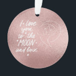 Adorno Te amo a la luna y al oro Rosa<br><div class="desc">"Añade un toque de amor y encanto a tus celebraciones navideñas con esta decoración de árbol de Navidad de ‘Te amo a la luna y atrás’. No es sólo para Navidades; este hermoso adorno es perfecto para cualquier temporada, irradiando calor y sentimiento. El diseño dorado subió transmite un mensaje muy...</div>