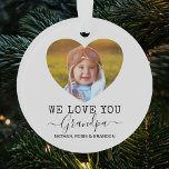 Adorno Te encanta el corazón del abuelo Foto árbol de Nav<br><div class="desc">Las vacaciones son un momento especial para mostrar a nuestros seres queridos lo mucho que nos importa. Un regalo reflexivo y personalizado transmite ese sentimiento de una manera que los artículos comprados en la tienda no pueden. Esta decoración personalizada del árbol de Navidad del abuelo es la manera perfecta para...</div>