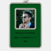 Trabajar con Navidades con un ornamento sarcástico