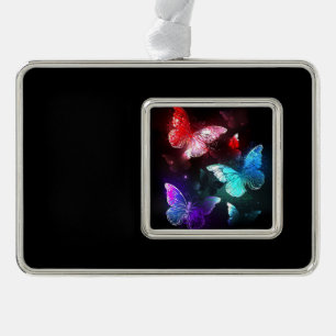 Adorno Tres mariposas brillantes en el fondo nocturno