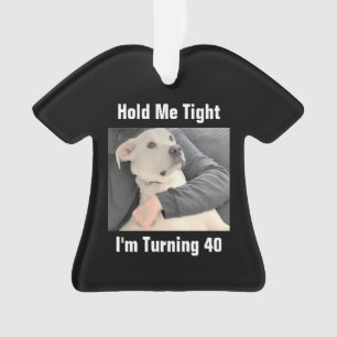 Adorno Un perro blanco con miedo de cumplir 40 años graci