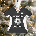 Adorno Uniforme de equipo deportivo de Soccer Jersey Blac<br><div class="desc">El equipo deportivo de Soccer Jersey Uniform Black Ornament. Este adorno de una camiseta de fútbol es perfecto para cualquiera que juegue deportes escolares o ame ver deportes. Personalice este diseño personalizado con su propio nombre de equipo y número jersey.</div>