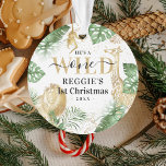 Adorno Vegetación salvaje de una selva y Navidades del or<br><div class="desc">Elegante safari neutral 'Wild One' con el lema 'Mi primera Navidad'. El diseño está decorado con suculentas acuarelas, vegetación tropical, falsos animales de la selva dorada (león, jirafa y mono) y confetti dorado. El texto dice 'Él es salvaje', nombre y año. Los elementos coincidentes están disponibles en nuestra colección de...</div>