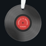 Adorno Vinilo romántico de los amantes<br><div class="desc">Ornamento personalizado del recuerdo para los amantes de la música que ofrecen el vinilo retro con nombres,  la fecha el casarse/del compromiso y la cita de encargo del amor. El texto y el color pueden ser cambiados.</div>