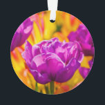 Adorno Violeta encantadora de tulipanes<br><div class="desc">Tulipanes coloridos violeta,  violeta y rosa sobre un lecho de flores. Prácticamente todos los colores del arcoiris presentes. Escena floral brillante y positiva. Fotografía macro.</div>