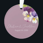 Adorno Violetas de color romántico en morado<br><div class="desc">Este romántico adorno de conservas bodas presenta un diseño floral. El fondo es un púrpura polvoriento sencillo y elegante con violetas acuáticas. Un delicado ramo de flores violetas está en la parte superior derecha,  con los nombres de la pareja y la fecha boda impresos a continuación.</div>