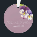 Adorno Violetas de color romántico en morado<br><div class="desc">Este romántico adorno de conservas bodas presenta un diseño floral. El fondo es un púrpura polvoriento sencillo y elegante con violetas acuáticas. Un delicado ramo de flores violetas está en la parte superior derecha,  con los nombres de la pareja y la fecha boda impresos a continuación.</div>