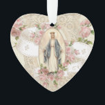 Adorno Virgen María Rosas de cosecha religiosa<br><div class="desc">Esta es una cerámica religiosa católica de doble cara adornada de la Santísima Virgen María, Nuestra Señora de Gracia, con diseño de encaje y rosas rosas rosas. En la parte trasera hay un precioso crucifijo dorado con encaje, rosas y plantilla para un nombre u otro texto. Un listón facilita la...</div>