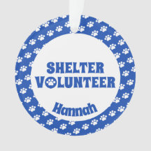 Voluntario azul del refugio