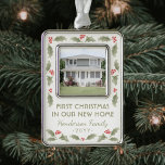 Adorno Watercolor Holly Nueva foto de la casa calentamien<br><div class="desc">Celebra la alegría de tu nuevo lugar con una foto personalizado "Primera Navidad en nuestro nuevo hogar" acuarela rectangular adorno metalizado. La redacción y la imagen de esta plantilla son fáciles de personalizar. (CONSEJOS DE DISEÑO DE IMÁGENES Y TEXTO: 1) Para ajustar la posición de la redacción, agregue espacios al...</div>