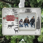 Adorno Winter Wonderland Framed Ornament - Rojo<br><div class="desc">Decore su árbol esta temporada de vacaciones con un adorno navideño enmarcado de invierno. El diseño ornamental presenta una escena de maravillas de invierno gris y blanco, con ciervos y renos adornados con copos de nieve en caída y una elegante etiqueta roja con un saludo de vacaciones y marco para...</div>