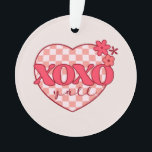 Adorno XOX | Corazón rosa dulce y amoroso<br><div class="desc">Un diseño sencillo pero adorable con la palabra "XOXO" en un tipo de letra lúdico y elegante, acentuado por un bonito corazón rosado. Esta dulce y encantadora obra de arte simboliza abrazos y besos, haciéndola perfecta para difundir amor, positividad y afecto - ideal para gestos El día de San Valentín,...</div>