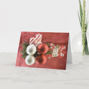 adornos de navidad rojas y blancas con velas
