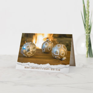 adornos dorados de Navidad por chimenea