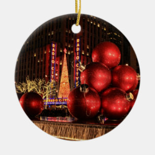 Adornos enormes de Navidad de NYC