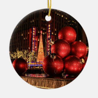 Adornos enormes de Navidad de NYC
