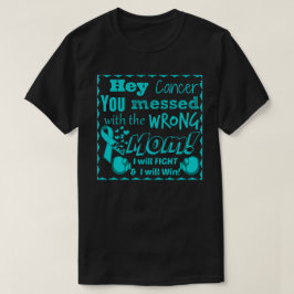 Adulto que usted ensució con la camisa incorrecta