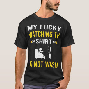 Afortunada camiseta viendo la televisión