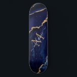 Agate Navy Blue Gold Tu Letra Nombre Skateboard<br><div class="desc">Patines con Monograma Agate Navy Blue Gold Gemstone Purpurina de Geode de Mármol Sparkle Cumpleaños Personalizado - Aniversario o Regalo Boda / Proveedor - Añadir Su Carta / Nombre - Texto o Eliminar - Hacer su regalo especial de skateboard - Redimensionar y mover o eliminar y agregar texto / elementos...</div>