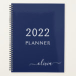 Agenda 2022 Azul Marino Blanco Script Monograma Nombre<br><div class="desc">2022 Blanco y Azul Marino Monograma Agrega Tu Propio Nombre Calendario Planificador de Eventos de Boda. Esto hace el regalo perfecto de cumpleaños número 16,  boda,  despedida de soltera,  aniversario,  baby shower o fiesta de soltera para alguien que ama el glamour de lujo y los estilos chic.</div>