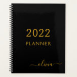 Agenda 2022 Black Gold Girly Script Monograma Nombre mode<br><div class="desc">Monograma dorado y negro 2022 Añada su propio nombre de script 2022 Calendario Boda del planificador de eventos. Esto hace que el dulce perfecto cumpleaños 16, boda, ducha de novia, aniversario, ducha de bebé o fiesta de soltera sea regalo para alguien que ama el lujo glam y los estilos de...</div>