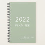 Agenda 2022 Sage Green Girly Script Monograma Planner<br><div class="desc">2022 Sage Green Monogram Agregue su propio nombre de script 2022 Calendar Boda Event Planner. Esto hace que el dulce perfecto cumpleaños 16,  boda,  ducha de novia,  aniversario,  ducha de bebé o fiesta de soltera sea regalo para alguien que ama el lujo glam y los estilos de moda.</div>