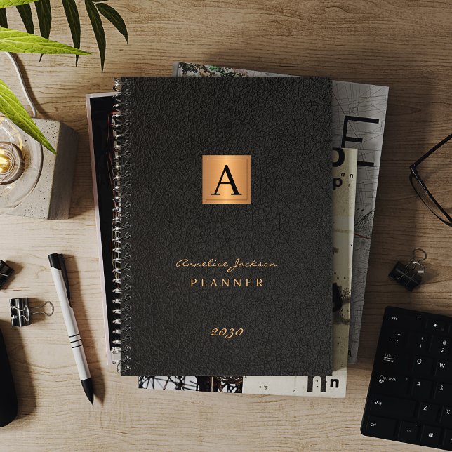 Agenda 2023 Monogramado elegante dorado negro moderno (Subido por el creador)