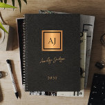 Agenda 2025 Elegante escritura monorregramada en oro negr<br><div class="desc">Elegante y lujoso guión de firma de nombres y doble monograma de oficina o portátil personal con un falso purpurina metálico de cobre sobre un elegante fondo negro de cuero falso (IMTED). Adecuado para pequeñas empresas, profesionales empresariales o independientes, estudiantes, especialistas en marcas personales o estilistas, artistas de maquillaje o...</div>