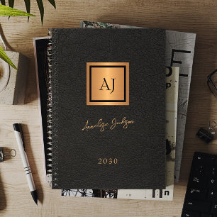 Agenda 2026 Elegante escritura monorregramada en oro negr