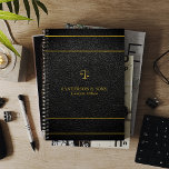 Agenda Abogado de lujo de imitación de oro y cuero negro<br><div class="desc">Elegante personalizado de abogados de lujo 2025 planner con un marco horizontal de doble rayas doradas y una escala de justicia sobre un fondo negro de imitación (IMTED). Fácil de personalizar en el frente, la columna vertebral y el revés! Adecuado para consultores de servicios jurídicos, abogados, abogados, asesores jurídicos, jueces...</div>