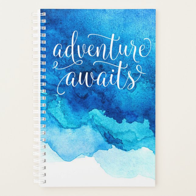 Agenda Adventure Awaits Planner (Anverso)