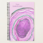 Agenda Agate Geode Watercolor Slice - Púrpura de Aqua Ros<br><div class="desc">Planner elegante y personalizado con rodajas geométricas en un fondo rosa pastel. La plantilla está preparada para que agregue su nombre o sus iniciales. Este diseño acuático presenta agate semipreciado, una piedra única con bellas bandas naturales conocidas o sus propiedades espirituales protectoras y curativas. La decoración está compuesta por una...</div>