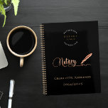 Agenda Agente de firma de préstamos notariales oro negro<br><div class="desc">Fondo negro de moda,  decorado con una pluma de plumas. Personalice y agregue su logotipo,  un nombre y año(s). Texto dorado: Notario Atrás: su logo y un código QR a su sitio web. Borrar si no se desea.</div>