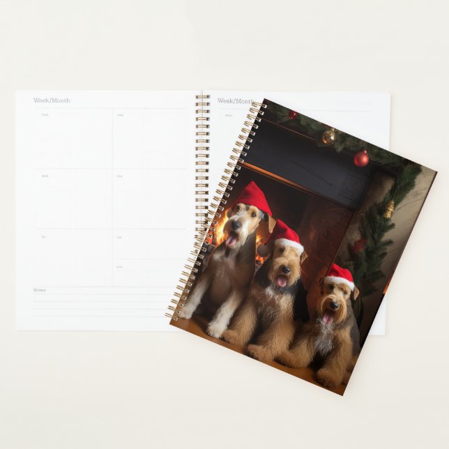 Agenda Airedale junto a la chimenea de Navidad (Demostración)