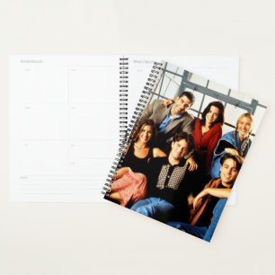 Agenda AMIGOS™ Sentada en fundición en el apartamento d