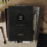 Agenda Añadir su logotipo elegante cuero negro 2025<br><div class="desc">Elegante logotipo personalizado de lujo personalizado de oficina o trabajo escolar o planificador personal.               Adecuado para pequeñas empresas,  oficinas en el hogar,  profesionales empresariales o independientes,  escuelas,  marcas personales,  carteras o estilistas,  administradores,  profesores,  estudiantes.</div>
