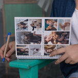 Agenda Año personalizado moderno de 10 Collages de fotos<br><div class="desc">Crea tu propio collage de fotos personalizado de 2025 con 10 de tus instantáneas favoritas. El fondo de fondo blanco se puede cambiar a cualquier color y todo el texto se personaliza fácilmente utilizando la plantilla proporcionada.</div>