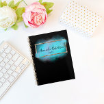 Agenda Año profesional artístico del Glam moderno femenin<br><div class="desc">Diseño moderno y femenino de planner personalizado con un marco rectangular de Relieve metalizado dorado falso con pinceladas color agua turquesa sobre fondo negro. El texto es totalmente personalizable. Para cambiarlo, utilice la opción Personalizar. Para obtener más cambios, como cambios en el tipo de letra, color de fuente o diseño...</div>