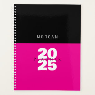 Agenda Año y nombre blancos, título, rosa negro y calient