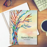 Agenda Árbol personalizado<br><div class="desc">Este único Planner cuenta con un árbol de mosaico en los colores del arcoiris sobre un fondo acuarela. Personalizable fácil con tu nombre y año. Porque creamos nuestra propia obra de arte no encontrarás esta imagen exacta de otros diseñadores. Original Mosaico © Michele Davies.</div>