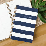 Agenda Armada personalizada y franja blanca<br><div class="desc">El planner personalizado de moda incluye rayas anchas azul marino y blanco con su nombre o monograma en elegantes letras blancas. Personalice con el año a lo largo de la parte inferior.</div>