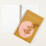 Agenda Arte botánico minimalista en amarillo personalizad<br><div class="desc">Este elegante planificador cuenta con un minimalista ilustracion botánico a la sombra de la mostaza amarilla en otoño sobre un fondo de formas abstractas de color rosa. Personalízalo con tu nombre. ¡Buena idea de regalo!</div>