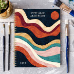 Agenda Audaz Abstract Brushstrot Waves Sun Nombre persona<br><div class="desc">Este diseño impactante exhibe audaces olas de pinceles y sol en ricos tonos de óxido, verde azulado, marina y rubor, con un acento solar vibrante. El estilo pintado a mano añade profundidad y textura, mientras que el nombre personalizado y el año crean un toque único y elegante. Perfecto para estudiantes,...</div>