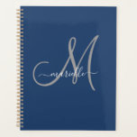Agenda Azul marino blanco gris monograma<br><div class="desc">Planner monogramado de gris y blanco personalizado con un tipo de letra de guión en un fondo azul marino. Sencilla elegancia.</div>