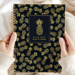 Agenda Azul marino y piña dorada | Personalizado<br><div class="desc">Manténgase organizado con estilo con este planificador personalizado azul marino y piña dorada. Perfecto para mujeres que aprecian diseños elegantes y únicos, este planificador anual combina lujo con practicidad. La marina de moda y el arte de la piña dorada le dan un toque sofisticado a su programación diaria. Personalizar con...</div>
