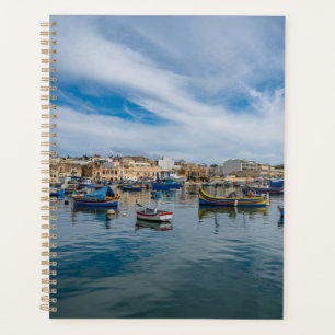 Agenda Barcos de pesca tradicionales y coloridos en el pu