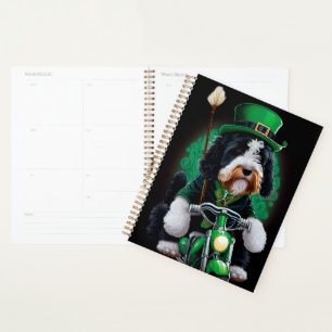 Agenda Bernedoodle Dog conduciendo en bicicleta el Día de