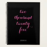Agenda Black Hot Pink 2025 Dos Mil Veinticinco<br><div class="desc">Texto personalizado minimalista en negro y rosa caliente. La tipografía puede cambiarse para que diga un año que no sea "dos mil veinticinco". Actualícelo o personalizar para otro año o propósito. Su nombre está en un estilo moderno de letra de todos los mayúsculas. Personalizar los colores a blanco y negro....</div>