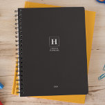 Agenda Black Noir Classic Monograma Personal Weekly<br><div class="desc">Planner anual simple de papel personal con un monograma clásico en un borde cuadrado. Planificador anual (12 meses) con visión general mensual abierta y hojas de planificación semanales. Contacte para obtener ayuda en la personalización.</div>